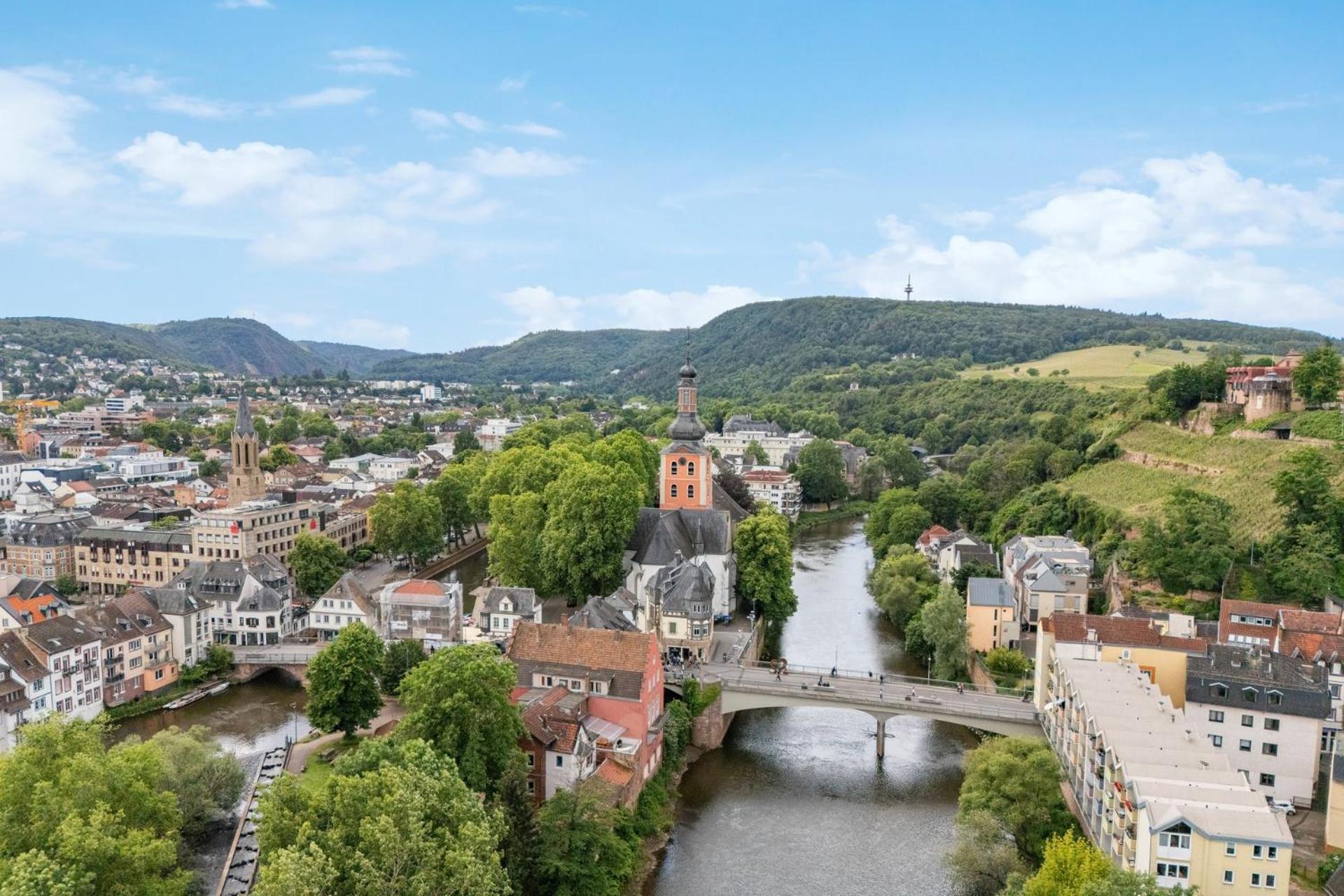 Altstadt Am Wasser Mit Parkplatz Und Riesigem Garten
